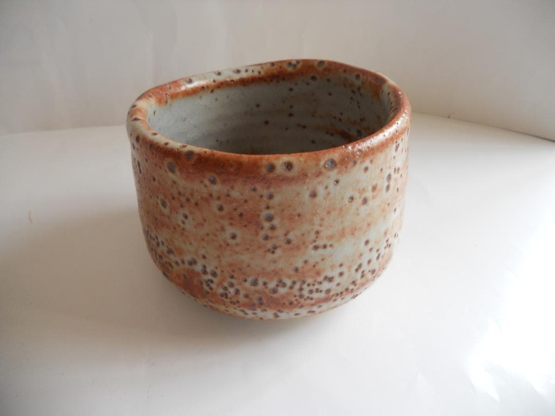 安藤日出武 志野茶碗 志野焼 茶碗 共箱 希少 抹茶茶碗 新品 未使用 です。