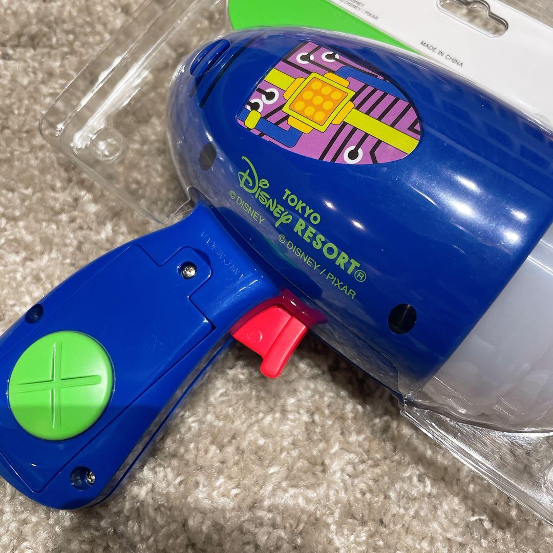 バズライトイヤーアストロブラスター　ディズニー　バッジ　おもちゃ　バズ