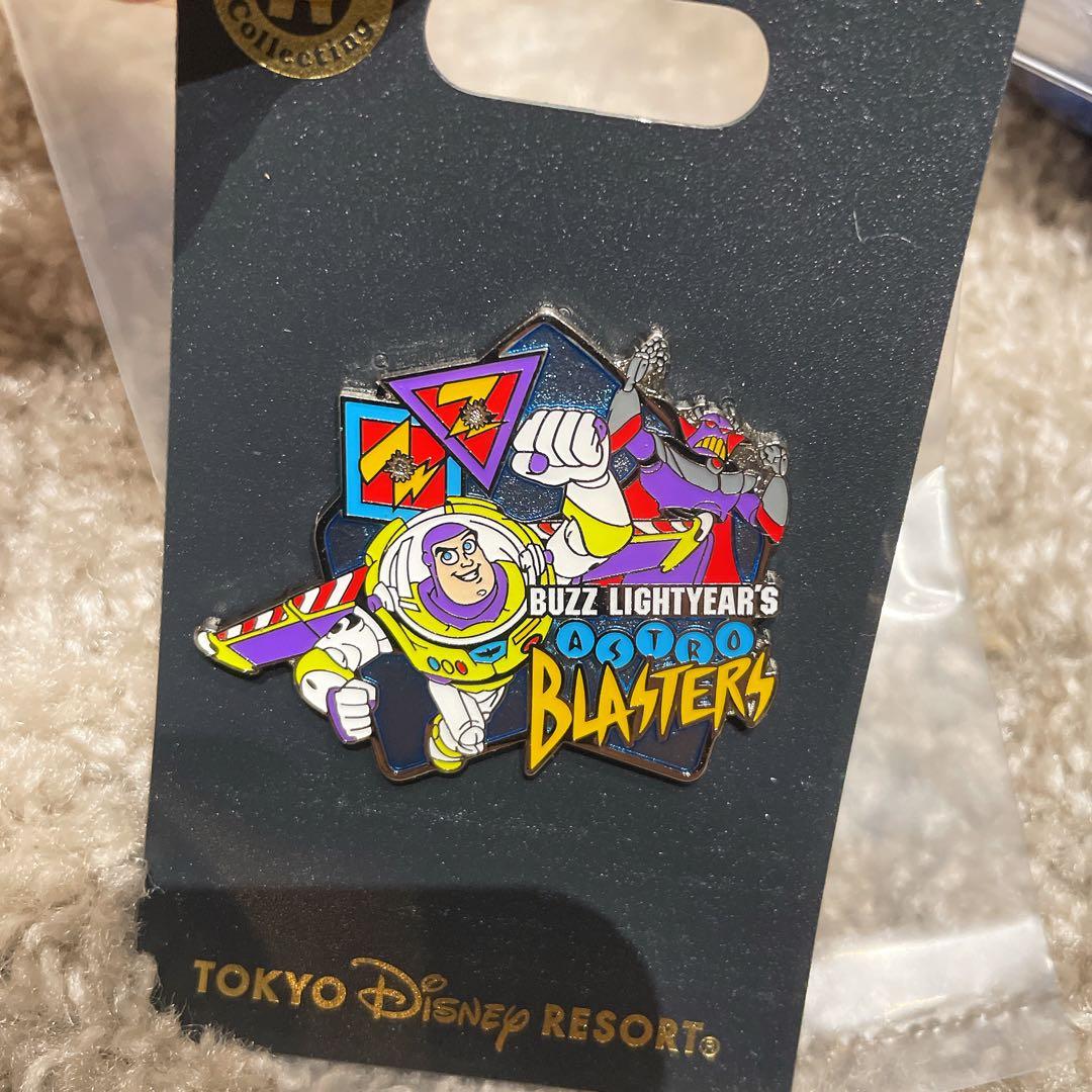 バズライトイヤーアストロブラスター　ディズニー　バッジ　おもちゃ　バズ