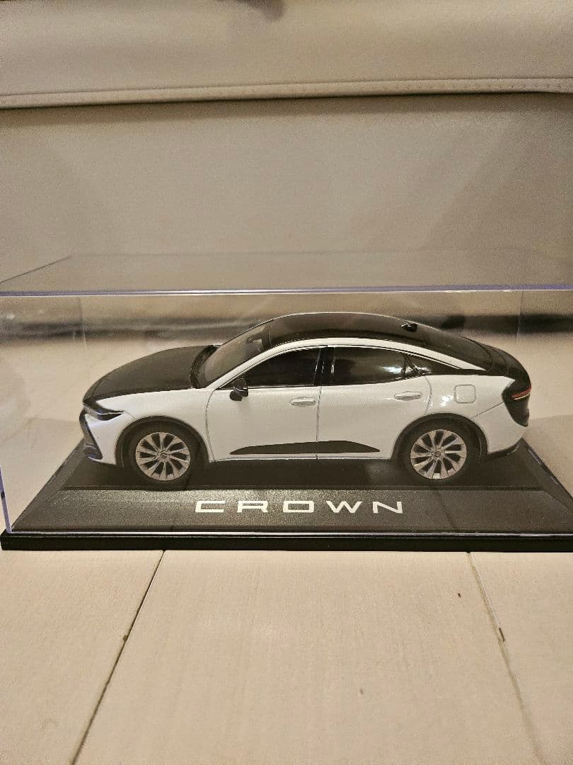 CROWNクロスオーバー ミニカー ホワイト/ブラックツートンカラー　30分の1