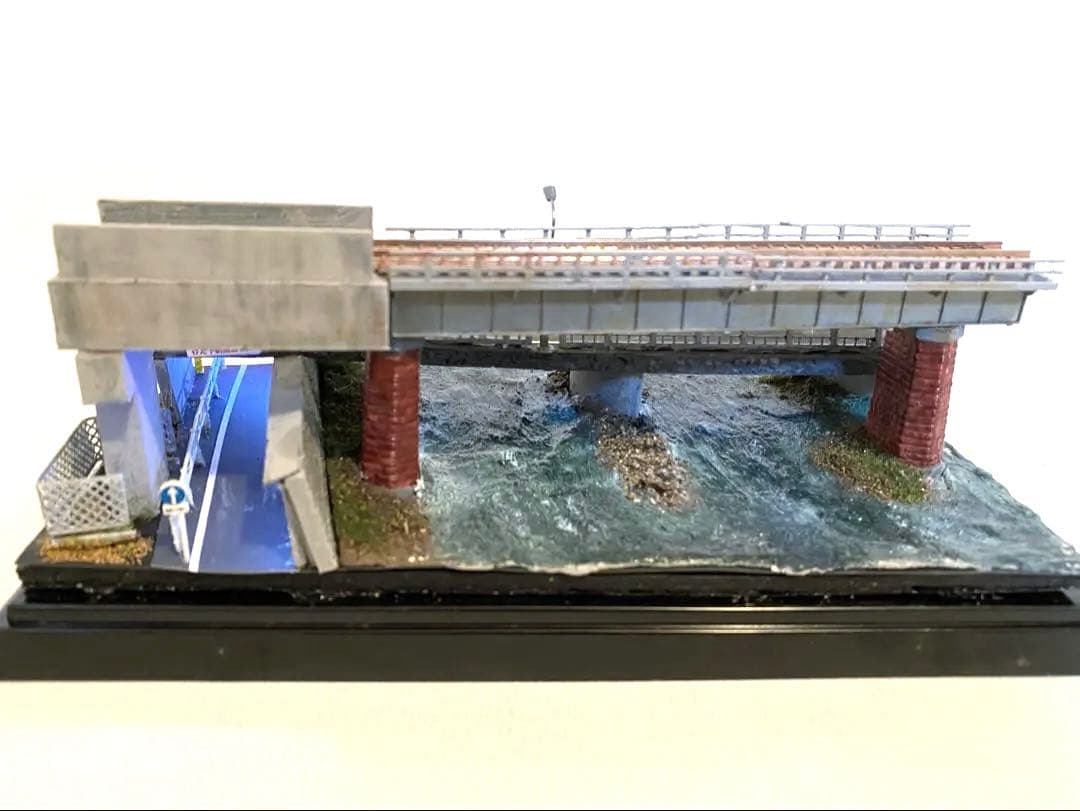 Nゲージ　鉄道　ジオラマ　模型　ガーター橋と架道橋　展示台　LED照明付き