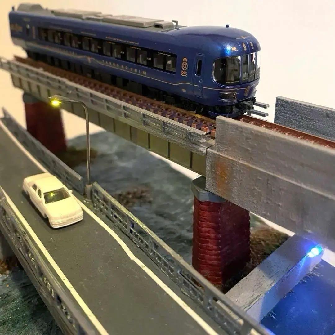 Nゲージ　鉄道　ジオラマ　模型　ガーター橋と架道橋　展示台　LED照明付き