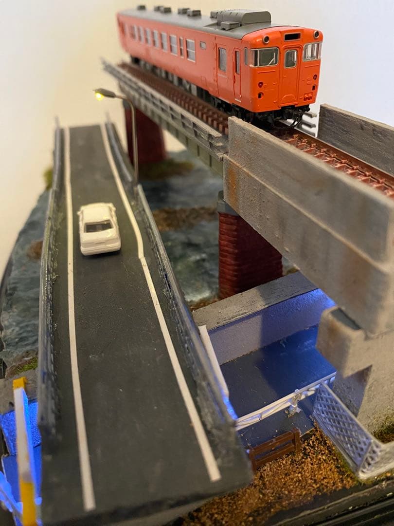 Nゲージ　鉄道　ジオラマ　模型　ガーター橋と架道橋　展示台　LED照明付き