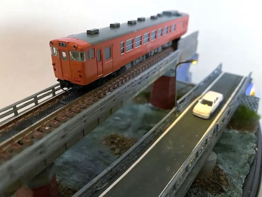 Nゲージ　鉄道　ジオラマ　模型　ガーター橋と架道橋　展示台　LED照明付き