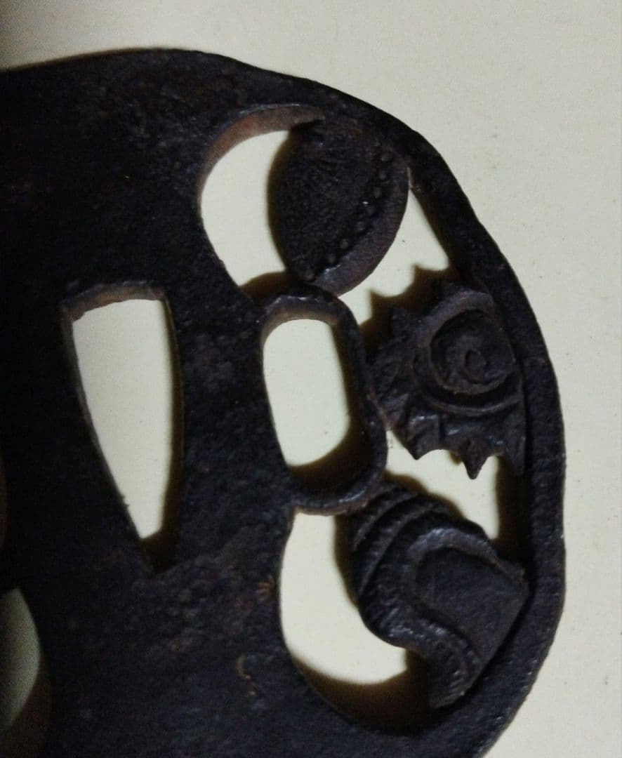 伝統的な日本の鉄製鍔 海の生物デザイン