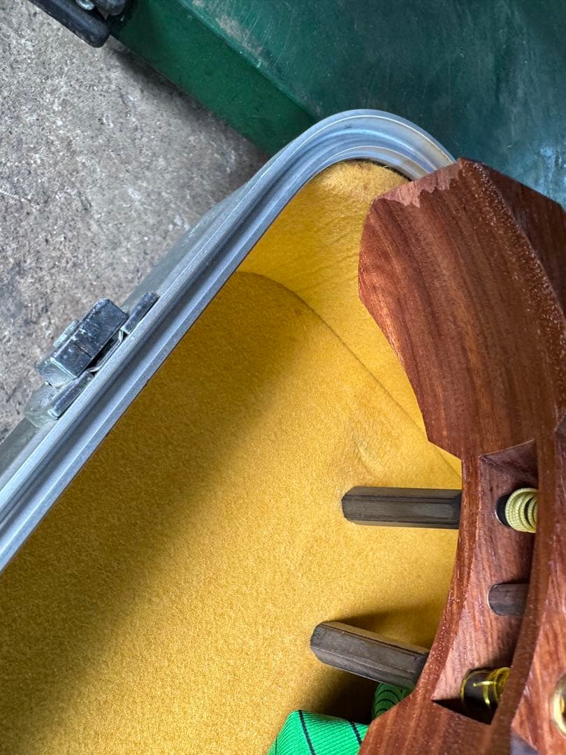 8-津軽三味線?　高級糸巻き 紅木？ハードケース&付属