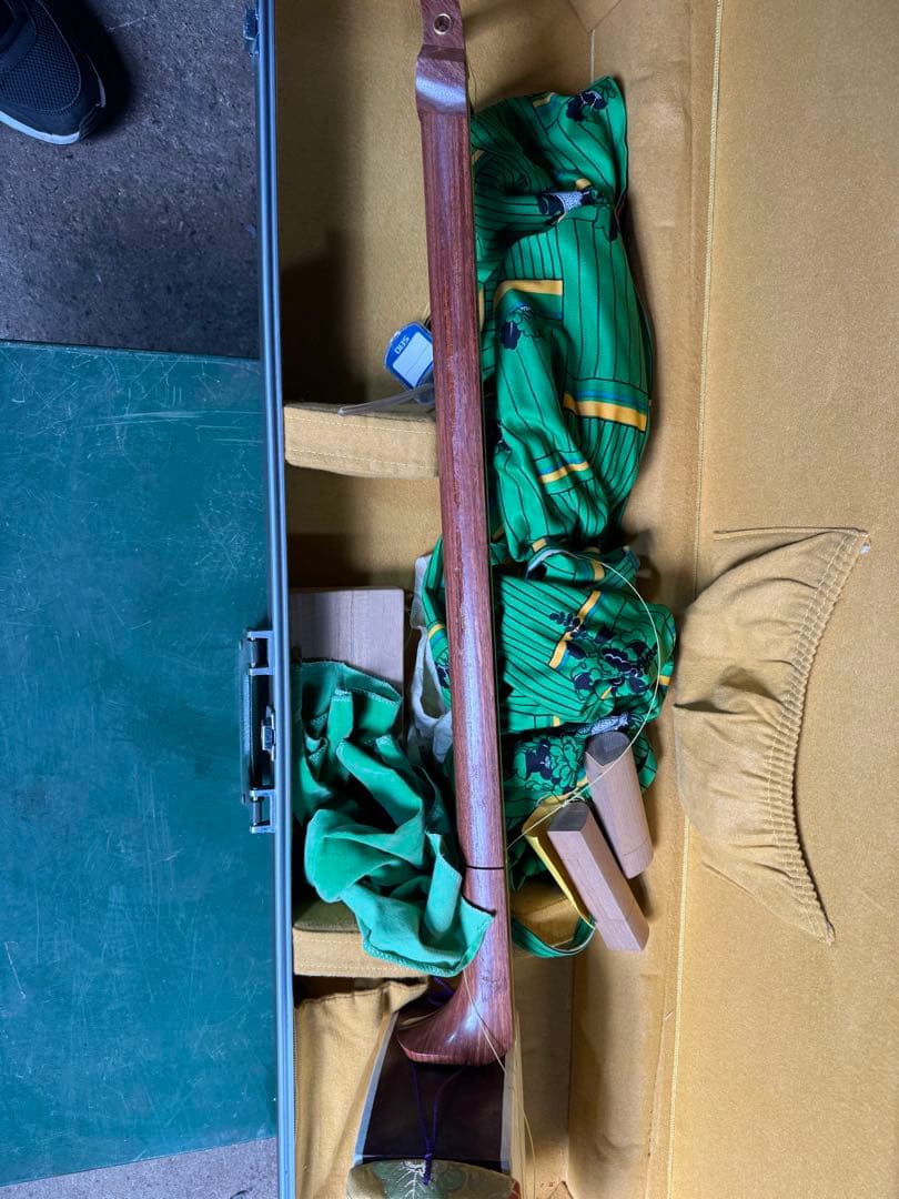 8-津軽三味線?　高級糸巻き 紅木？ハードケース&付属