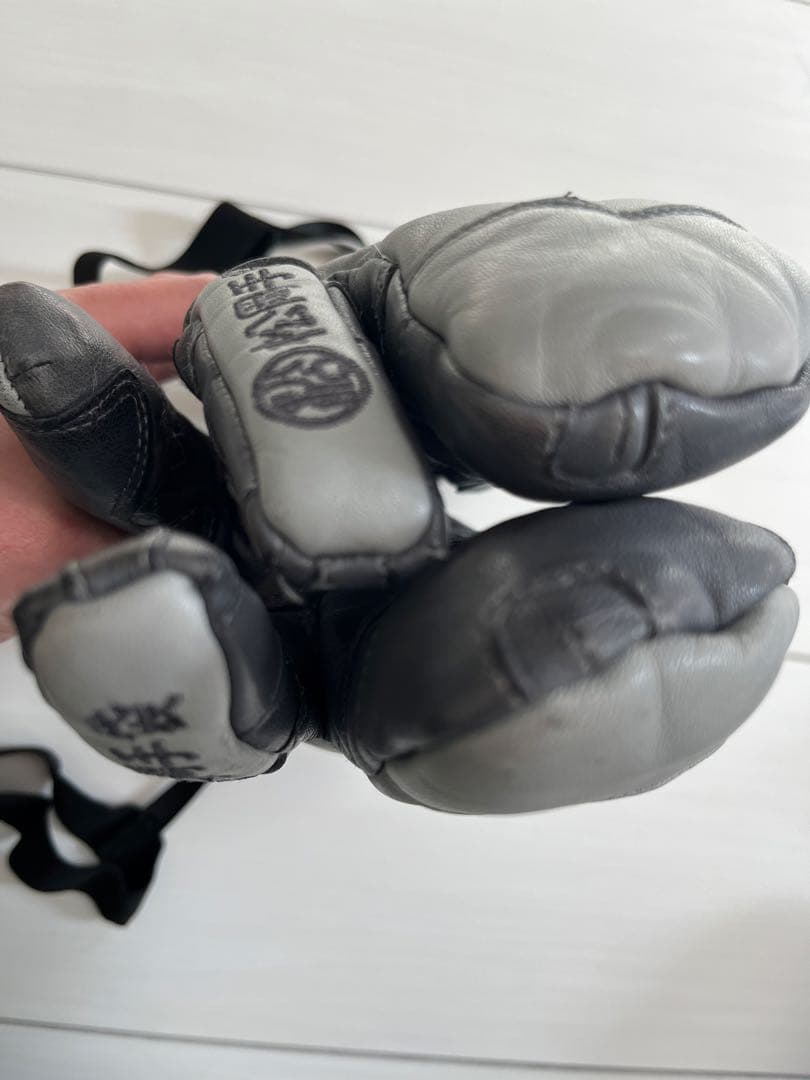 松岡手袋　グレー レザー 手首ストラップ付き