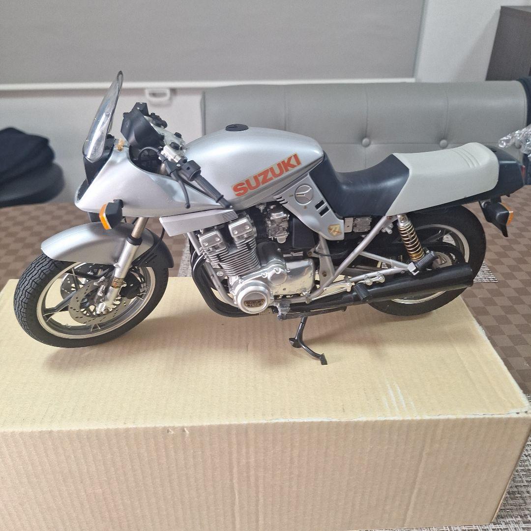 SUZUKI シルバーバイクモデル、刀6,1タミヤ製、完成品です