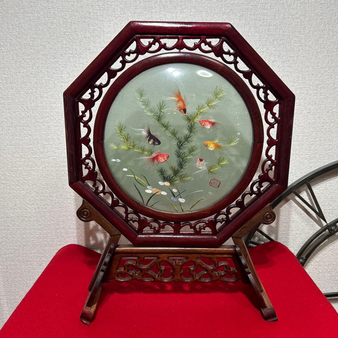 蘇州 蘇繍 両面刺繍 金魚 縁起物 天然木材座 中国工芸品　八角形　風水