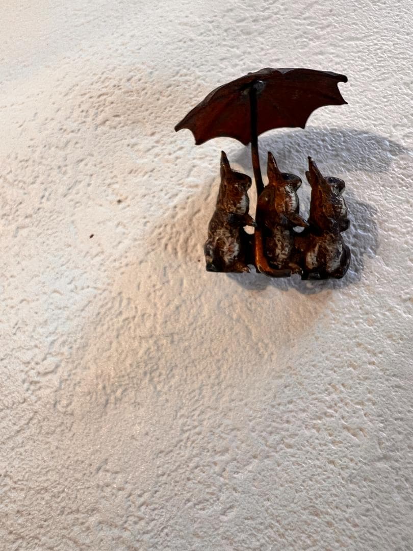 ビエナブロンズ　ミニチュアのフィギュア　３匹のうさぎと傘