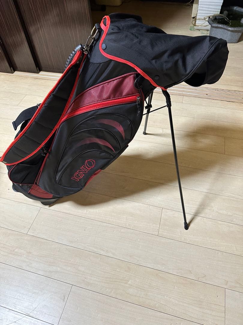 スタンド付きゴルフバッグ 黒と赤
