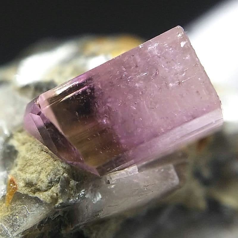 528 ピンクトパーズ トパーズ カトラン 結晶 母岩付 原石