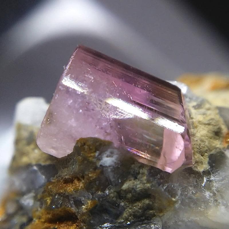 528 ピンクトパーズ トパーズ カトラン 結晶 母岩付 原石