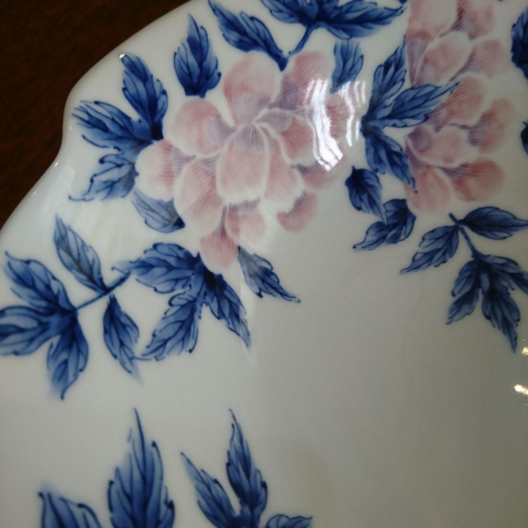 作家物 工房いとう 有田焼の牡丹柄三方浅鉢です。ピンクから紫色の牡丹に藍色