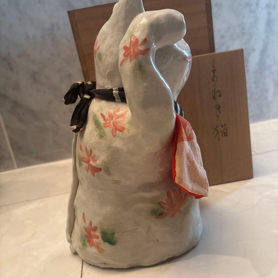 作家さんによる大きな瞳でにっこりと笑う着物の前掛けも美しい招き猫