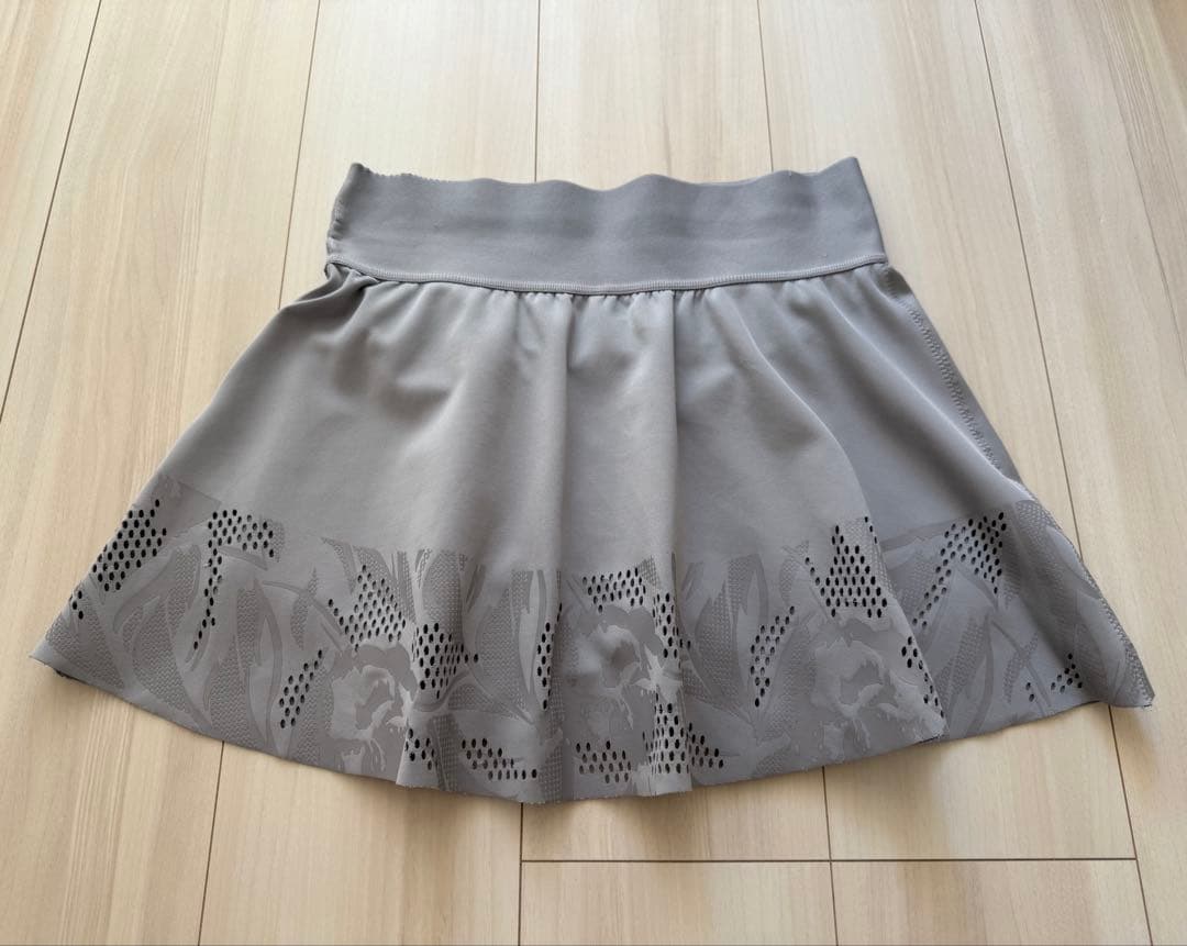 アディダス　ステラマッカートニー　スコート　フローラル