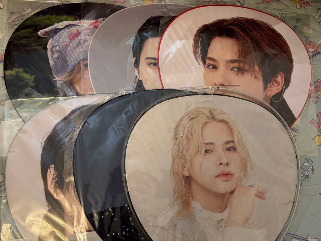 INI うちわ アクスタ 缶バッジ