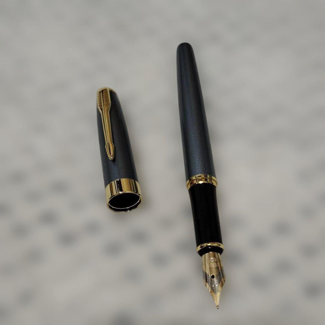 グレーの金属製万年筆