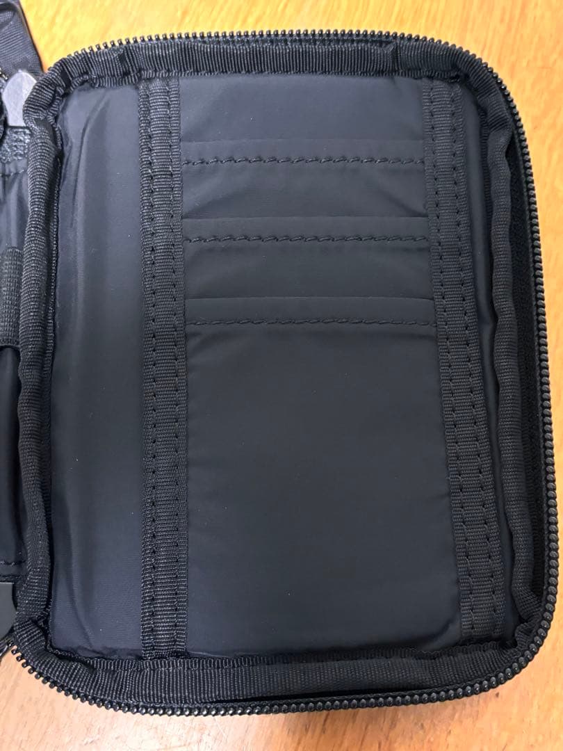 HEADPORTER BLACK BEAUTY ヘッドポーター パスポートケース