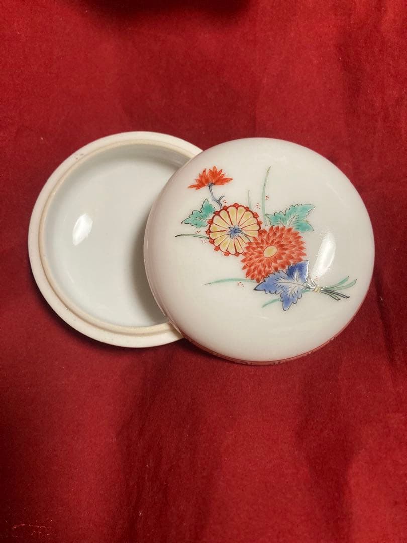 値下げ！人間国宝　十三代酒井田柿右衛門色彩画菊文香合