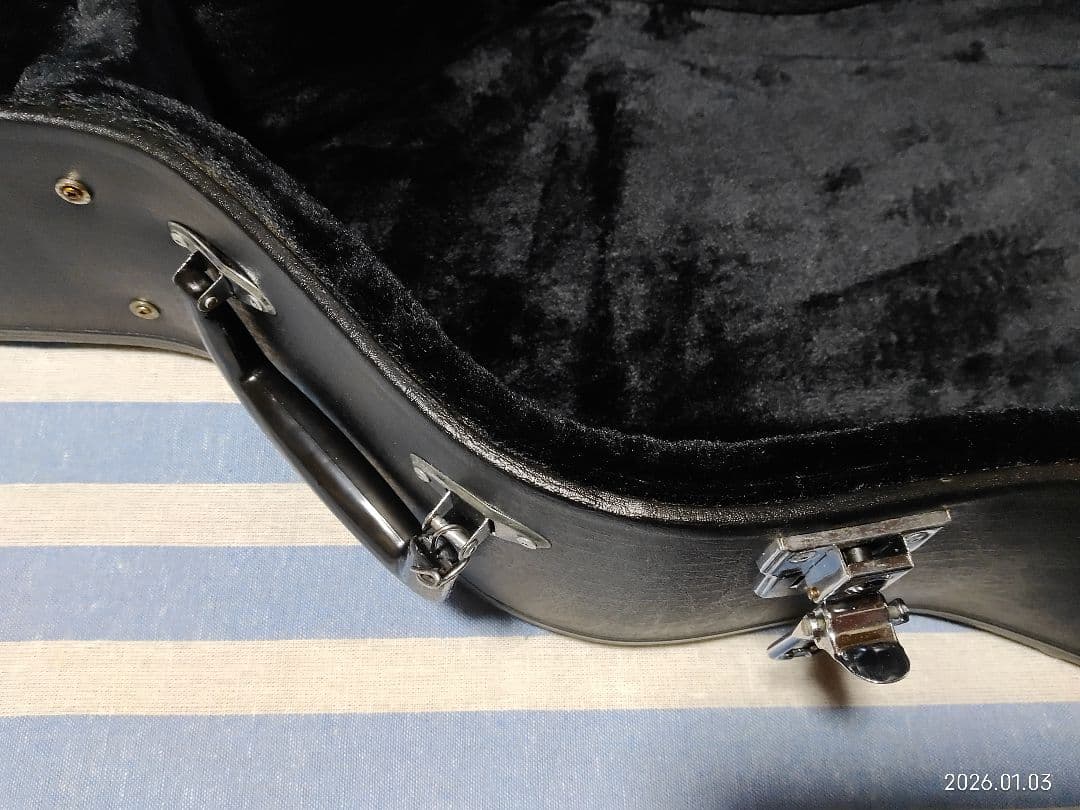 Morrisのカッタウェイ・アコースティックギターS-30ハードケース付きです。