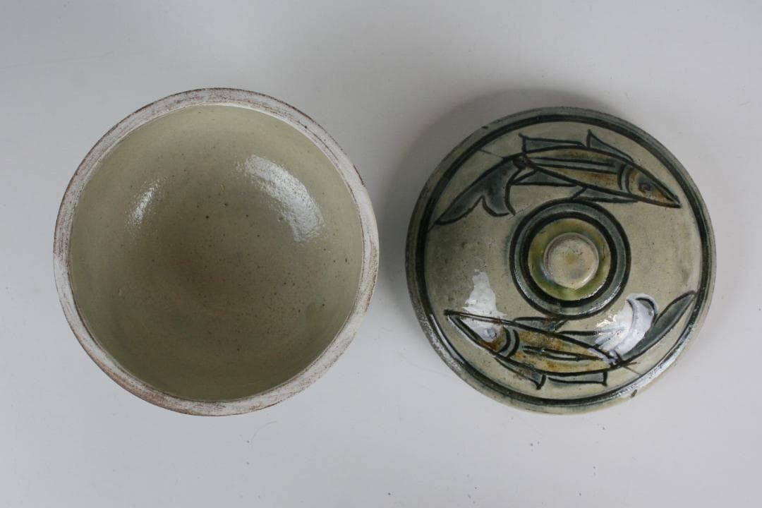 壺屋焼 人間国宝 金城次郎 作　魚文蓋物（タラフー）