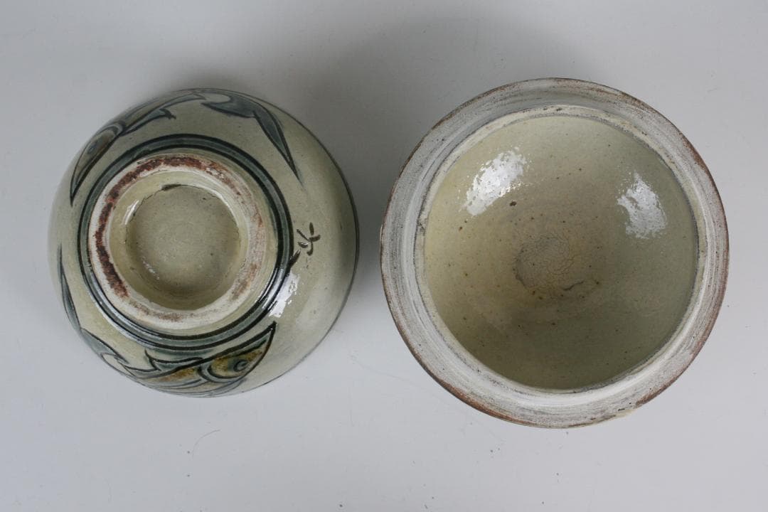 壺屋焼 人間国宝 金城次郎 作　魚文蓋物（タラフー）