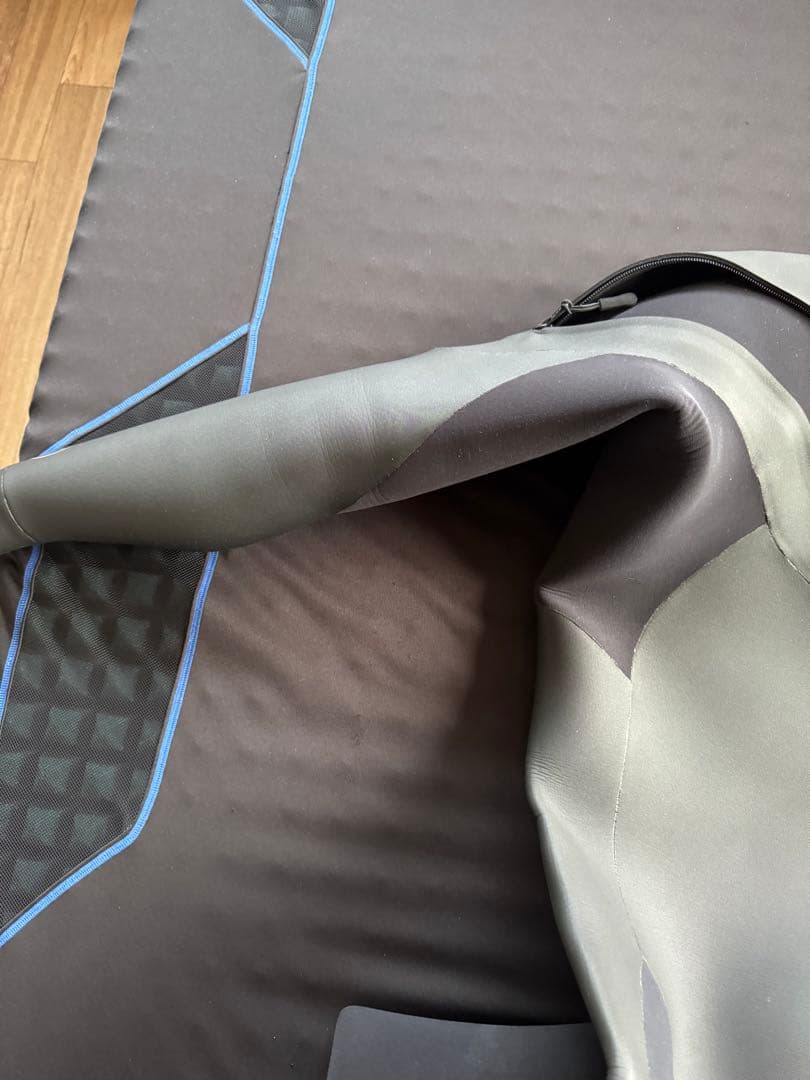 美品HOTLINE 5/3セミドライウェットスーツ