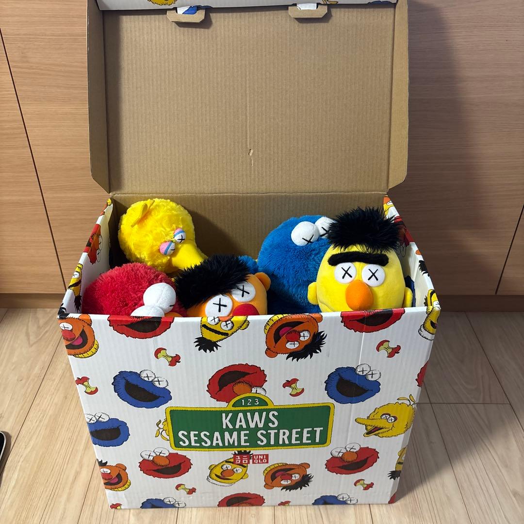 【9月末まで陀鬼 】kaws セサミストリート UNIQLO ぬいぐるみ