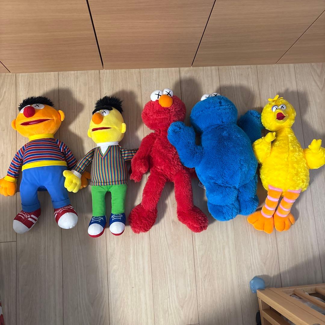 【9月末まで陀鬼 】kaws セサミストリート UNIQLO ぬいぐるみ
