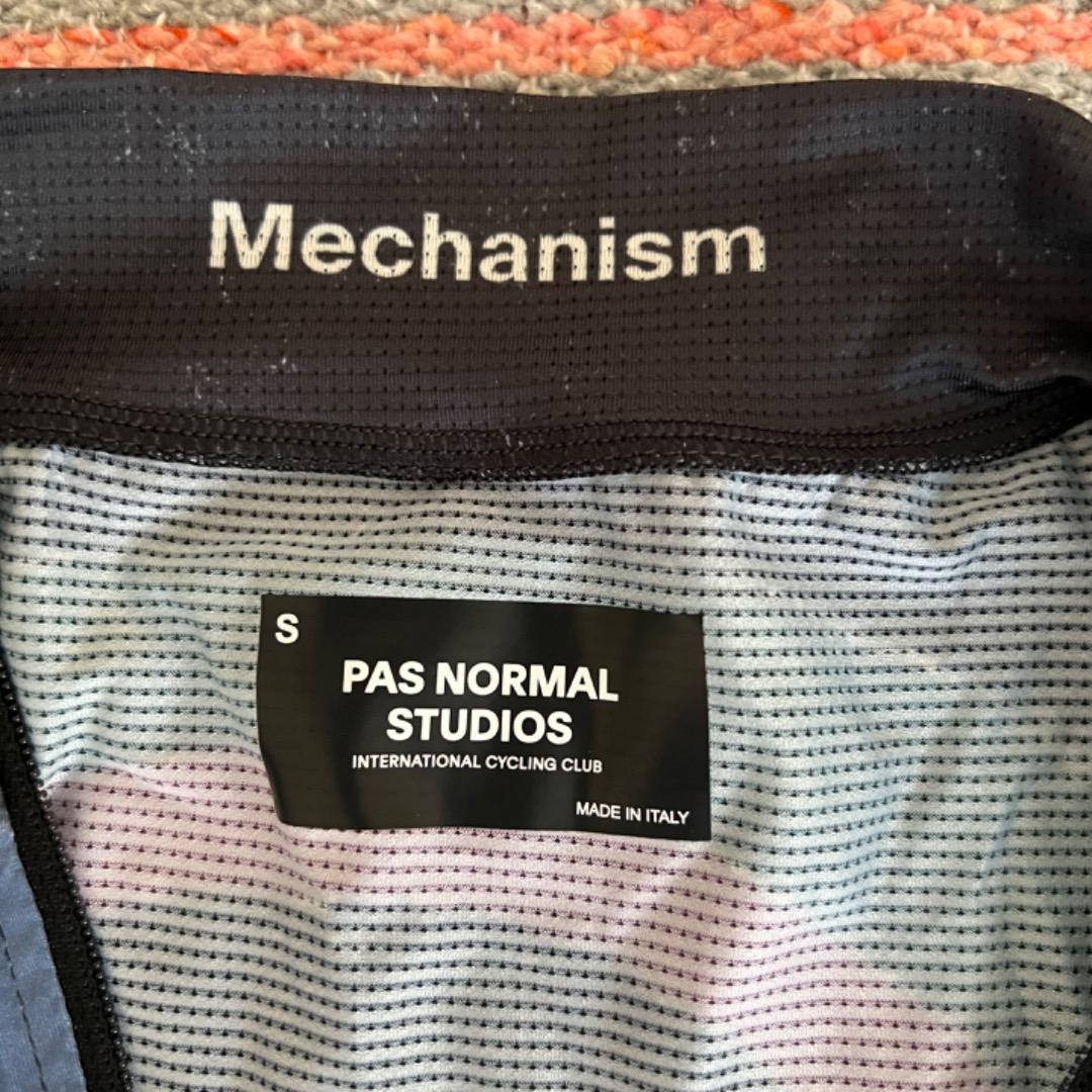 パスノーマルスタジオ Mechanism Jersey