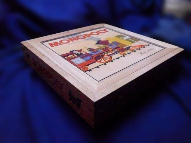 とても高価な英国製ノスタルジーMONOPOLY 木製箱版。未使用品