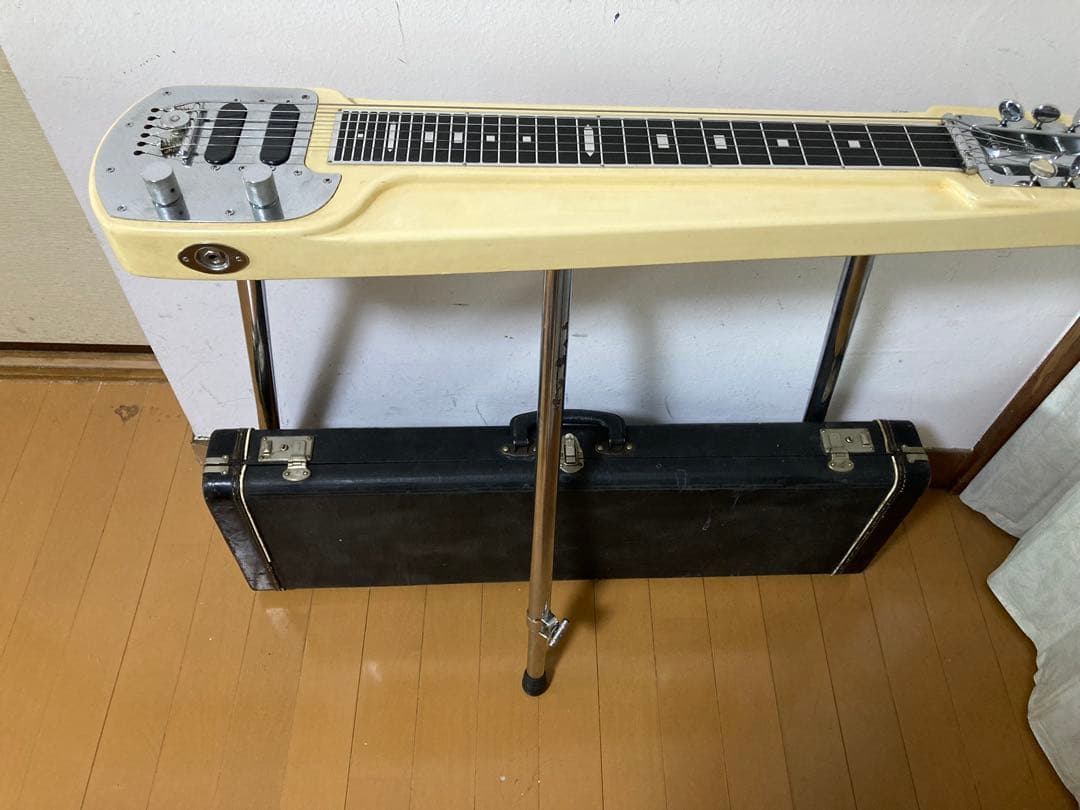 詳細不明フェンダータイプ 6弦スチールギター ケース、脚付