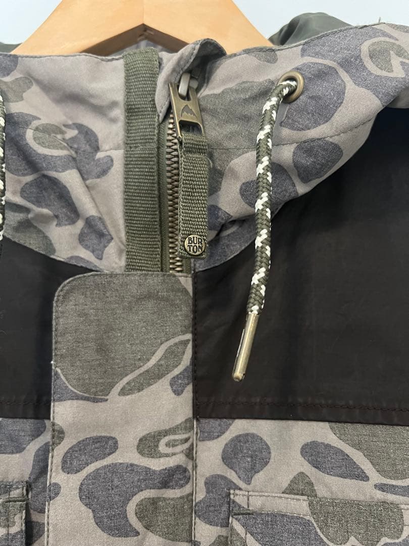 BURTON スノーボードジャケット フード付き 上着 カモフラ S