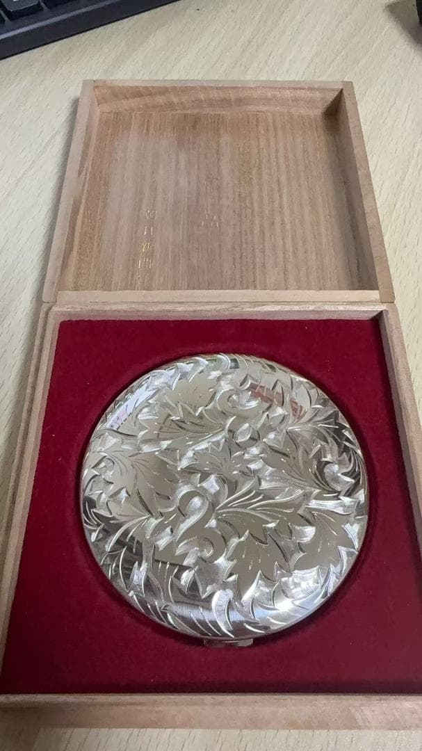 未使用美品 銀製彫金コンパクト 彫金花刻み NACON 95g 箱入り 刻印あり