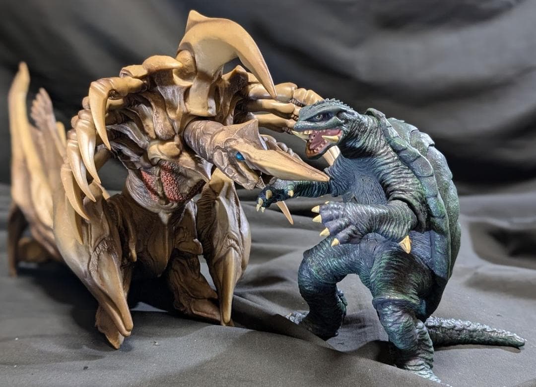 レギオン（エクスプラス）＆ガメラ96（ロケットプロ）ソフビフィギュア２体セット