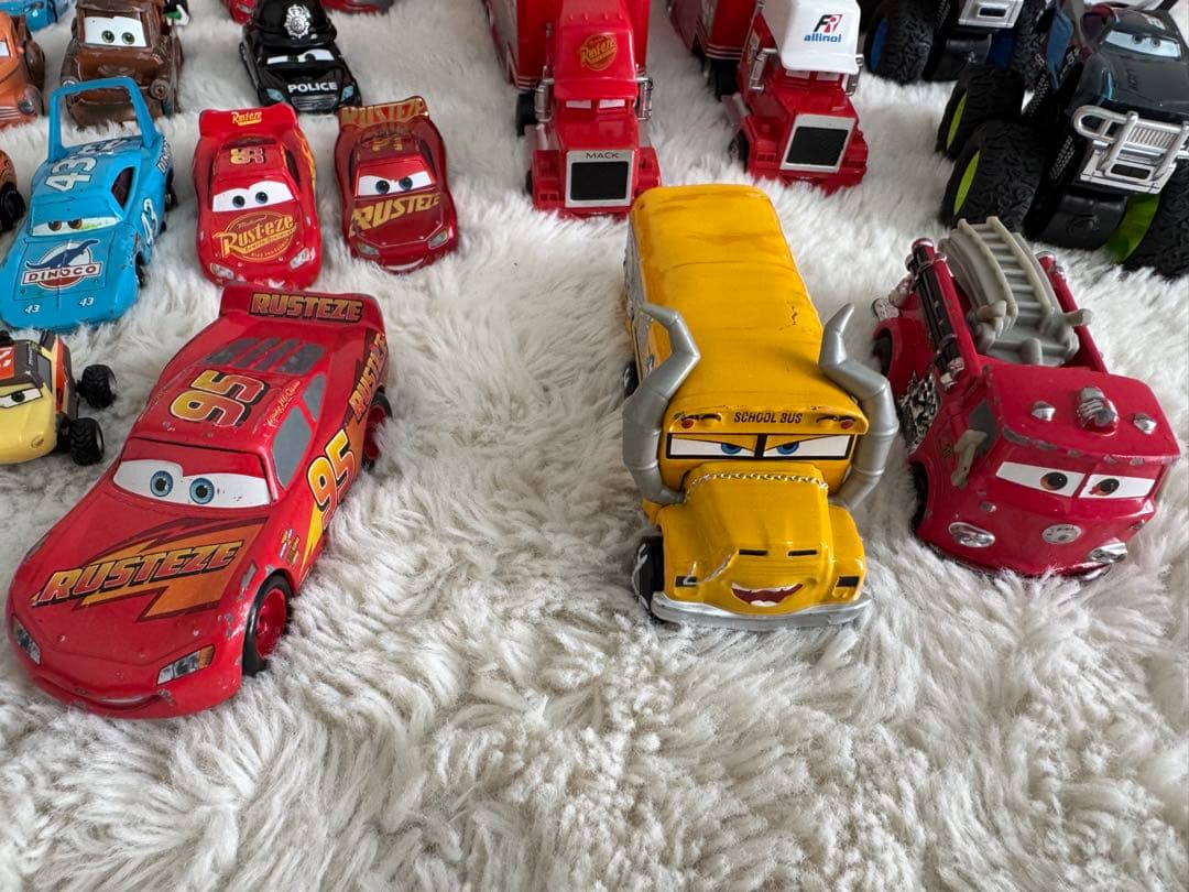 カーズ ミニカーケース ライトニング・マックイーン 約41台付き