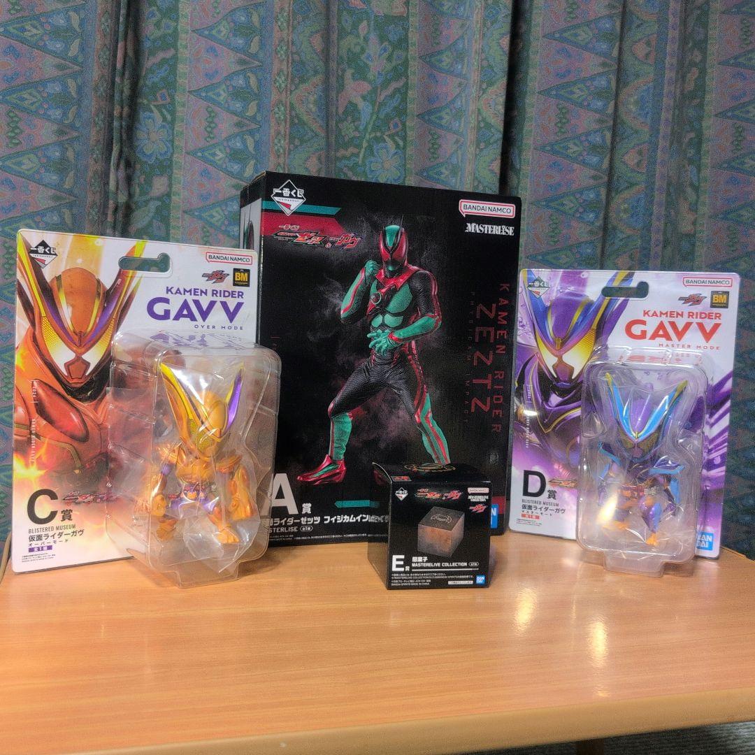一番くじ　仮面ライダーZEZTZ・ GAV フィギュア3PCS セットと闇菓子
