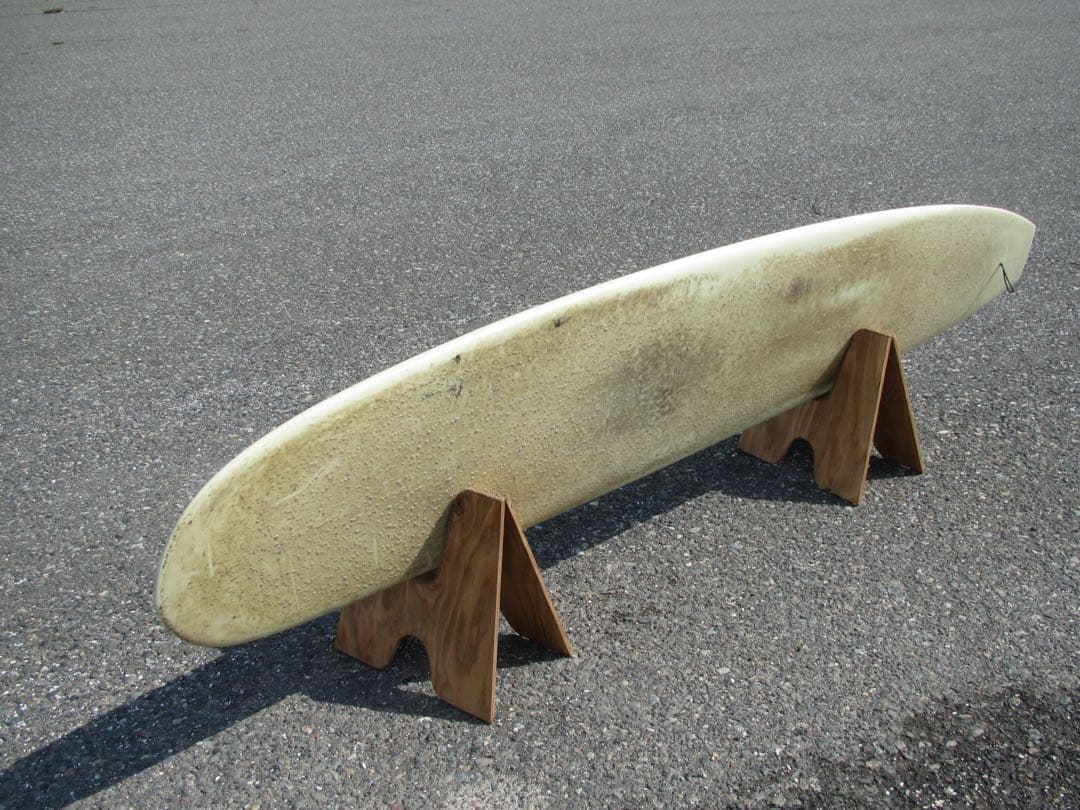 職人が手掛ける木製 サーフボードスタンド