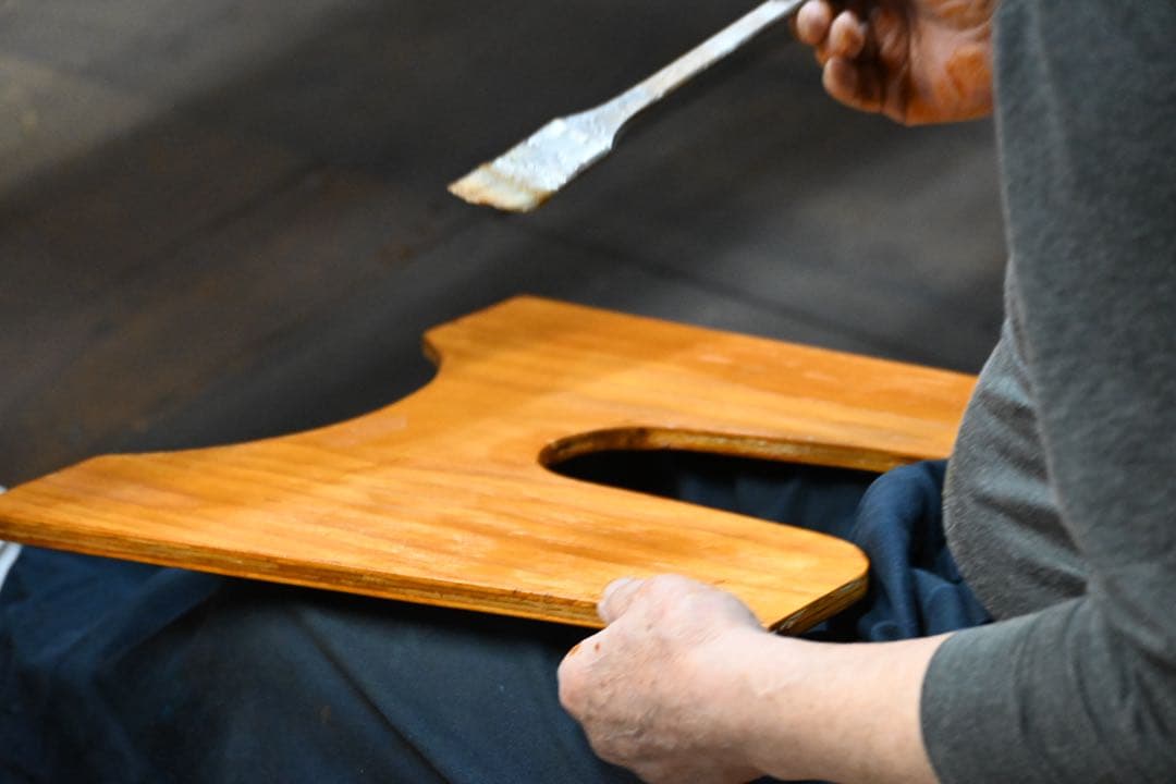 職人が手掛ける木製 サーフボードスタンド