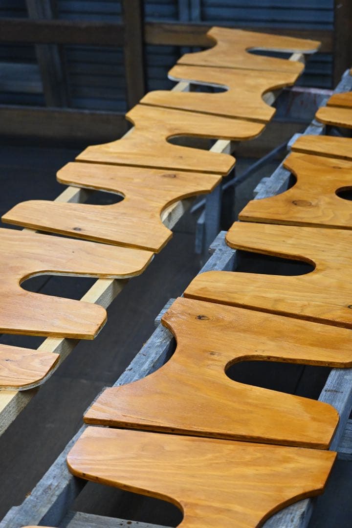 職人が手掛ける木製 サーフボードスタンド