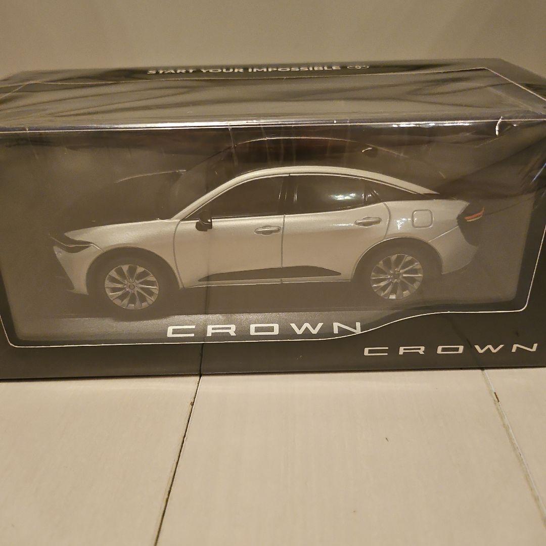 ブラック、プレシャスシルバーカラーのCROWNクロスオーバー1/30ミニカー