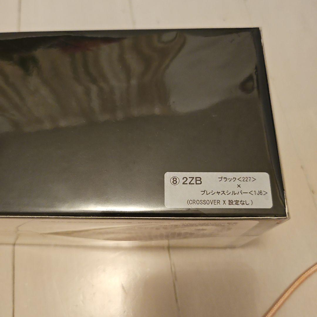 ブラック、プレシャスシルバーカラーのCROWNクロスオーバー1/30ミニカー