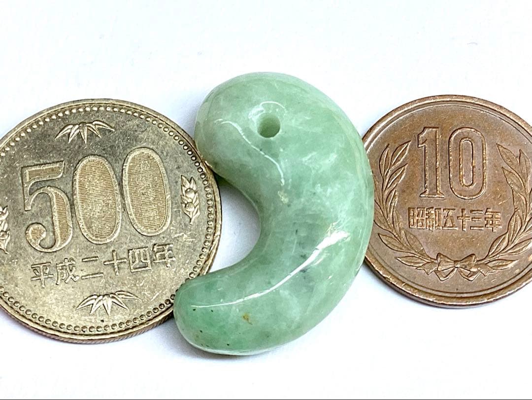 ✳綺麗な若草色　幸運導く緑の糸魚川翡翠勾玉　本物をお持ちください‼️ 鑑別書取得品