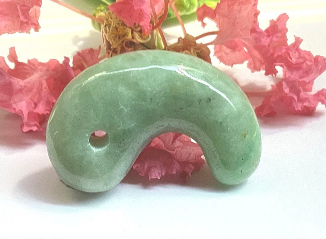✳綺麗な若草色　幸運導く緑の糸魚川翡翠勾玉　本物をお持ちください‼️ 鑑別書取得品