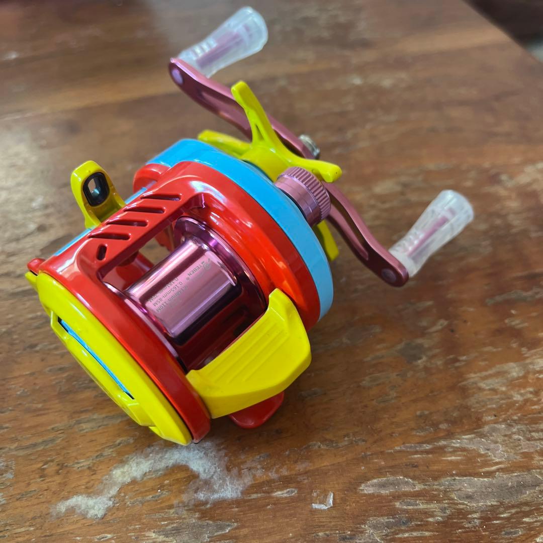 新品 カラフル ベイトリール マグネットブレーキ ルアー用 軽量