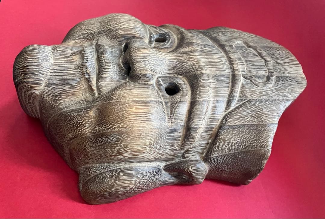 桐材でできた幸せのお面　繊細な木彫り 桐の木目が綺麗 レトロ