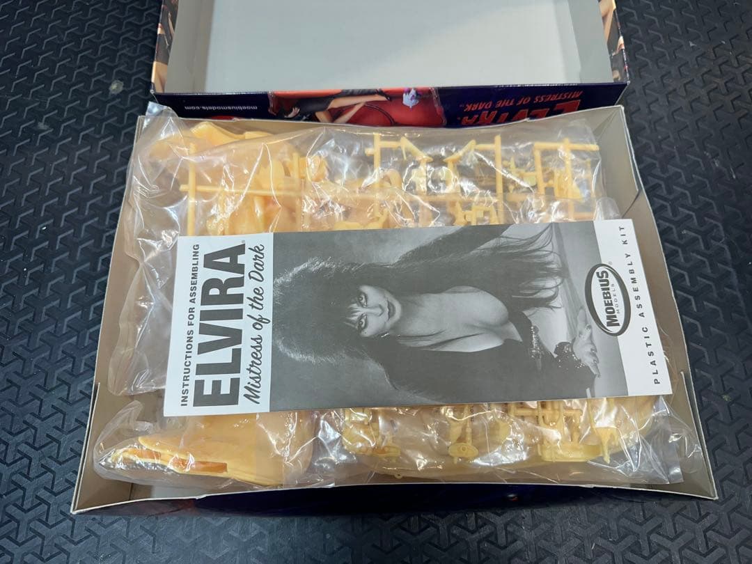 メビウス 1/8 ELVIRA MISTRESS OF THE DARK