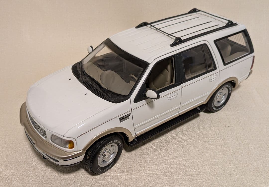 1/18 Ford エクスペディション（UTモデル製）